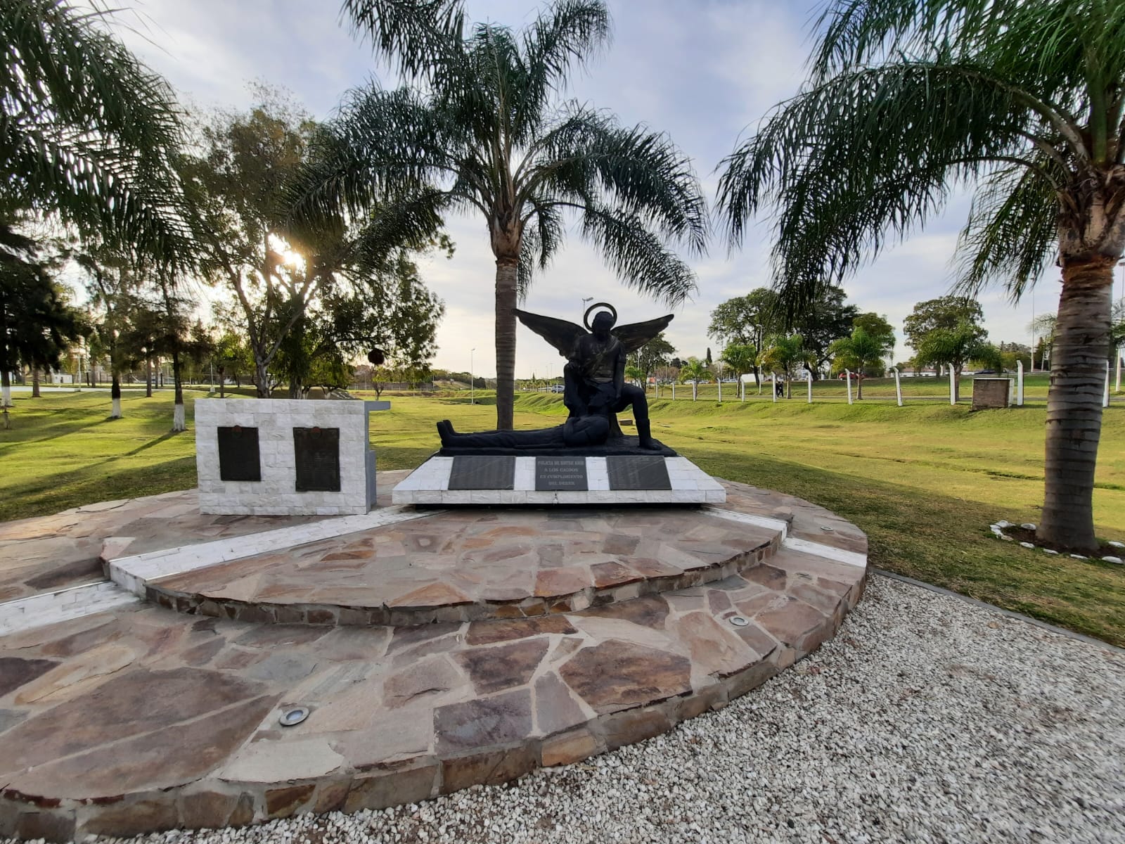 En memoria de nuestros héroes caídos en deber