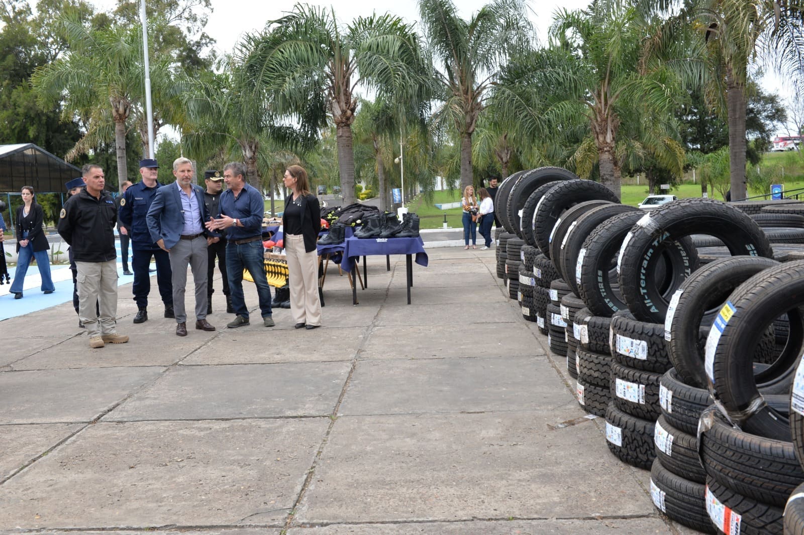 Autoridades revisando los nuevos equipos