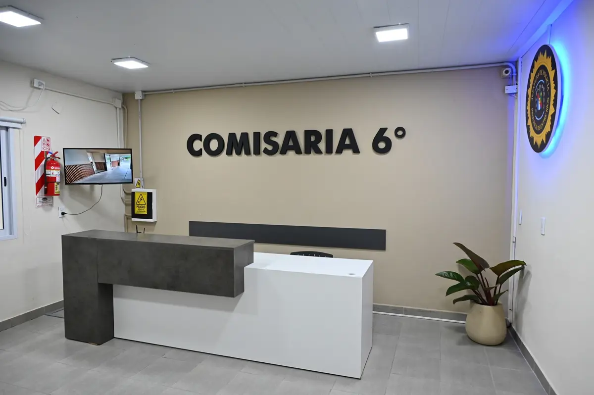 Puesta en valor de la Comisaría Sexta y entrega de uniformes al personal policial